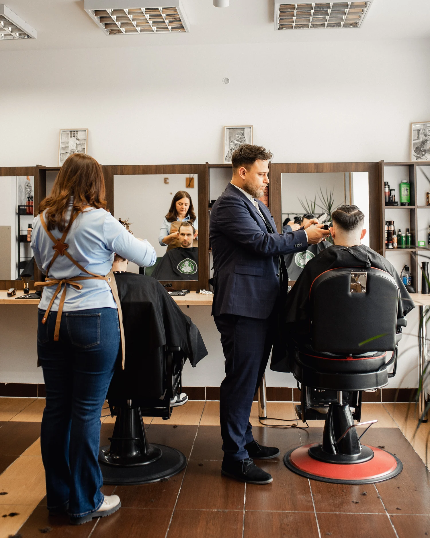 Barberzy Atmosfery przy pracy w salonie
