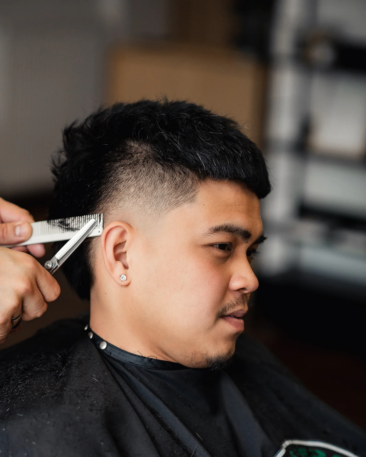 Skin fade wykonany nożyczkami i grzebieniem